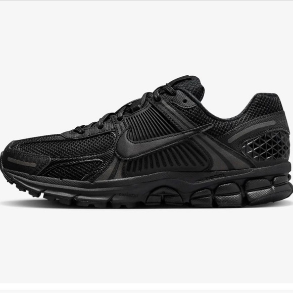 Nike Shoes - Nike Vomero 5